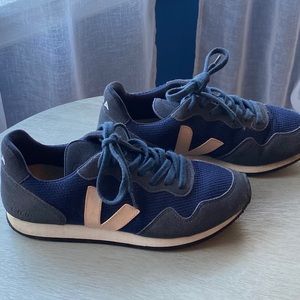 VEJA Sneakers. Adorable, comfy & sustainable.